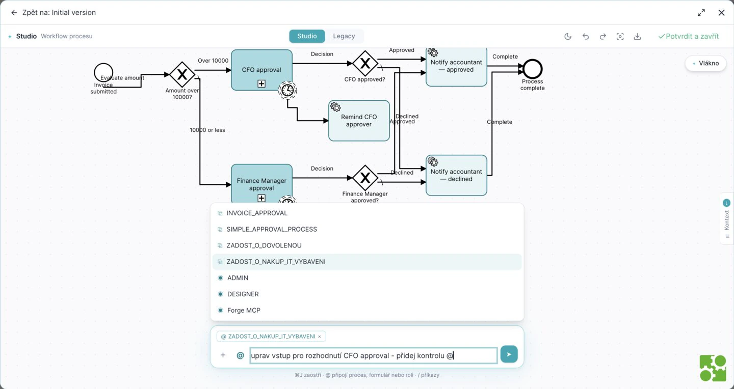 Workflow editor ve Studiu: AI vlákno s kontextem – pomocí @ se připojí proces, formulář nebo role a úprava se zadá běžnou řečí