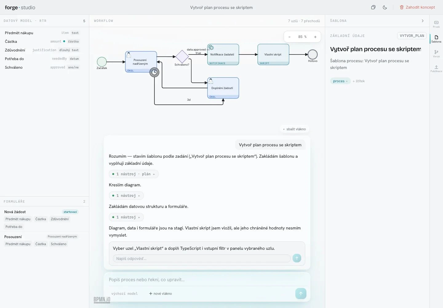 Konverzace ve Forge Studiu popisuje, co právě staví: plán, diagram, data a formuláře